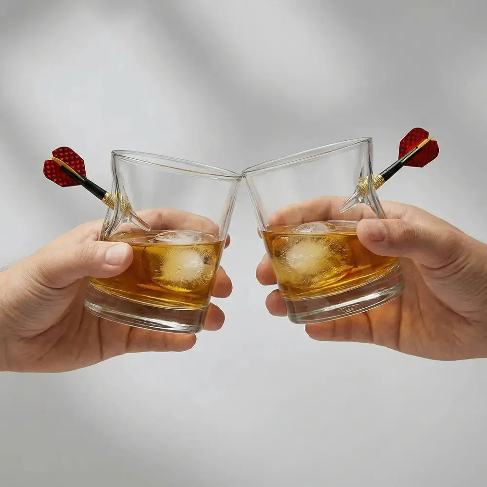 Dart Whiskyglas mit eingearbeitetem Dartpfeil – handgemachtes Geschenk mit Whisky und Eiswürfeln – handgemachtes Glas von MELTGlas