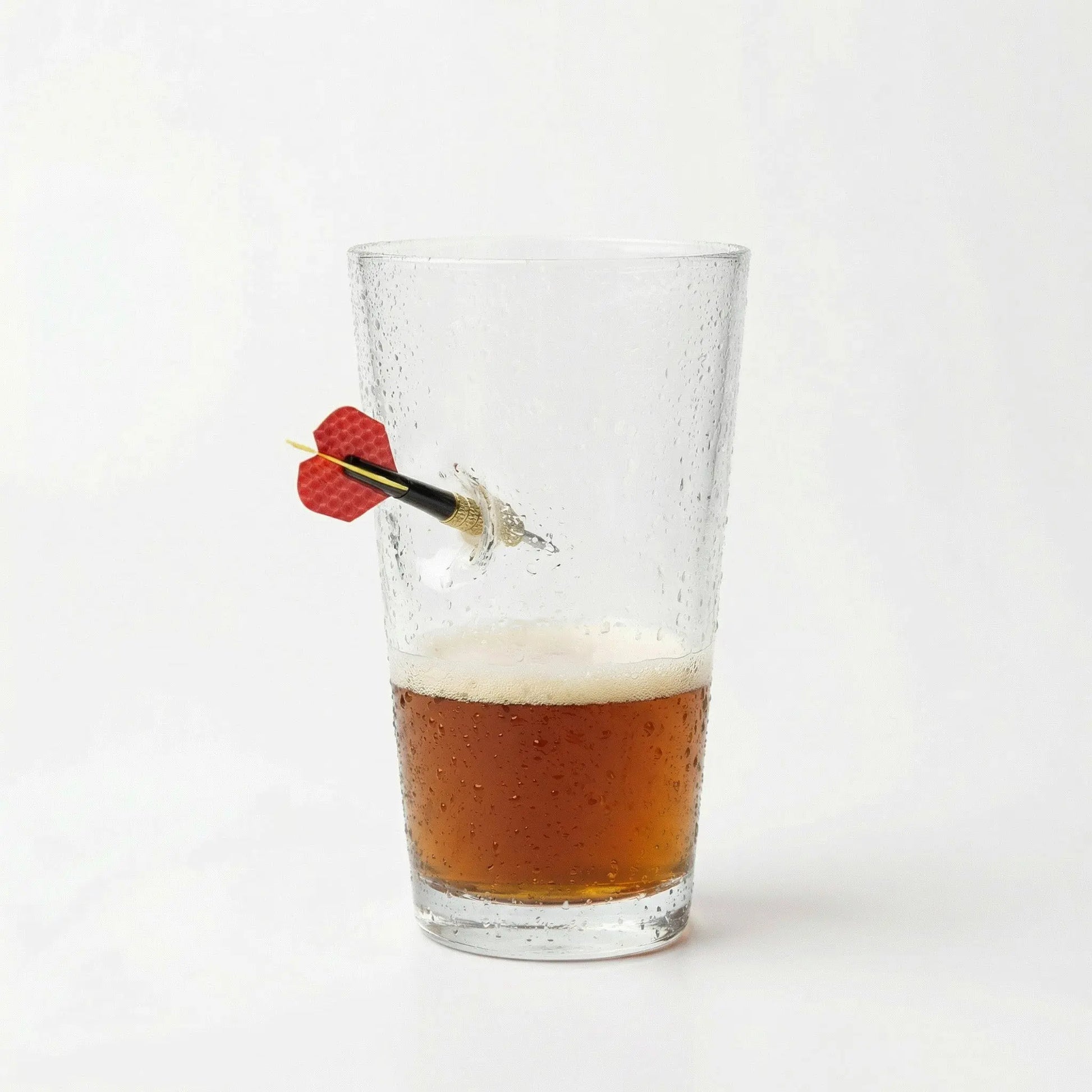 Dart Bierglas mit eingearbeitetem Dartpfeil – handgemachtes Geschenk für Dartfans als originelle Geschenkidee für besondere Anlässe – handgemachtes Glas von MELTGlas