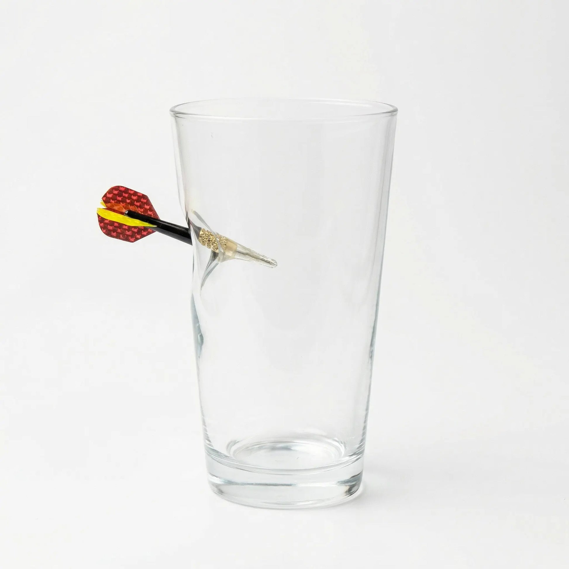 Dart Bierglas mit eingearbeitetem Dartpfeil – handgemachtes Geschenk für Dartfans – handgemachtes Geschenkglas von MELTGlas