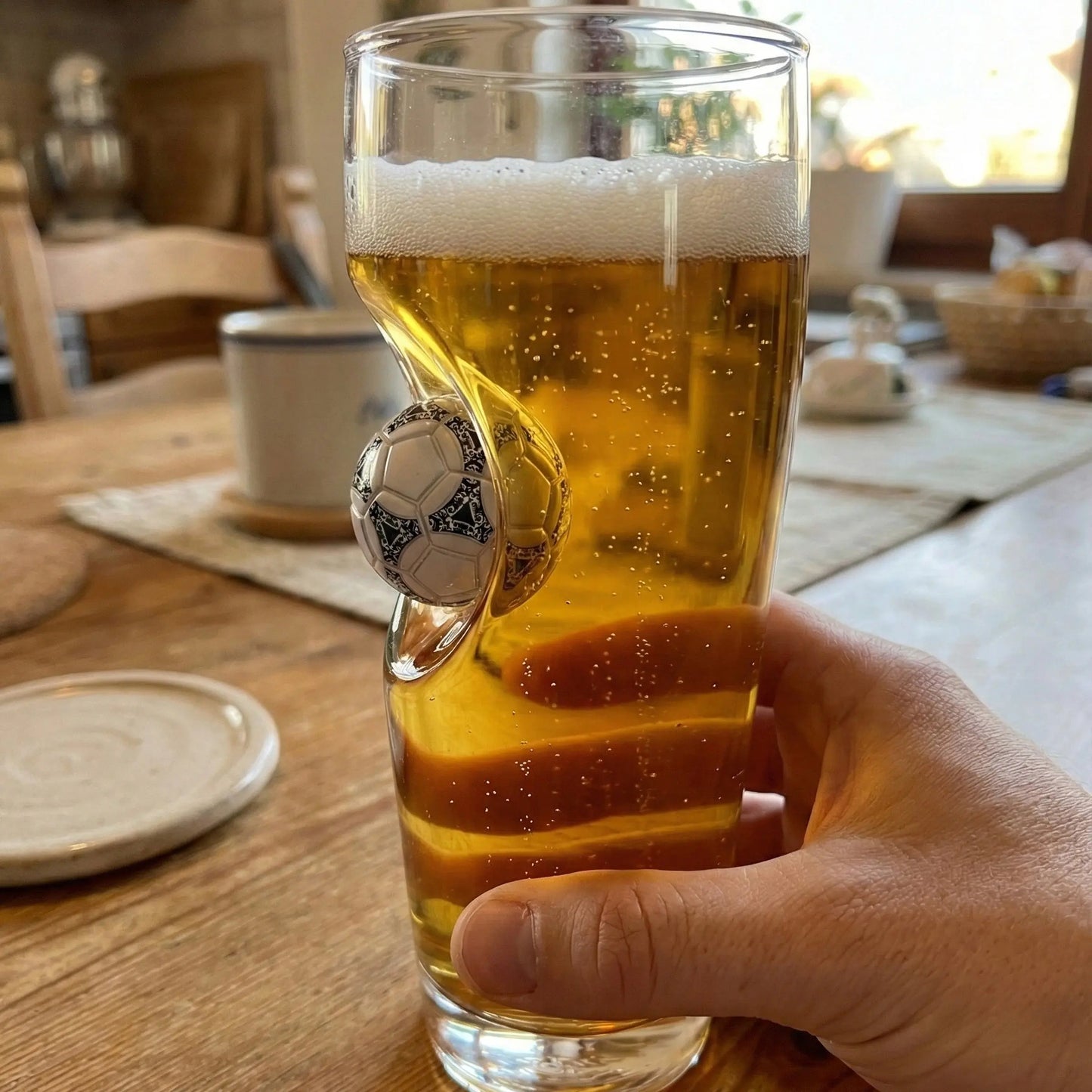 Fußball Bierglas mit eingearbeitetem Ball – handgemachtes Geschenk für Fußballfans als originelle Geschenkidee für besondere Anlässe – handgemachtes Glas von MELTGlas