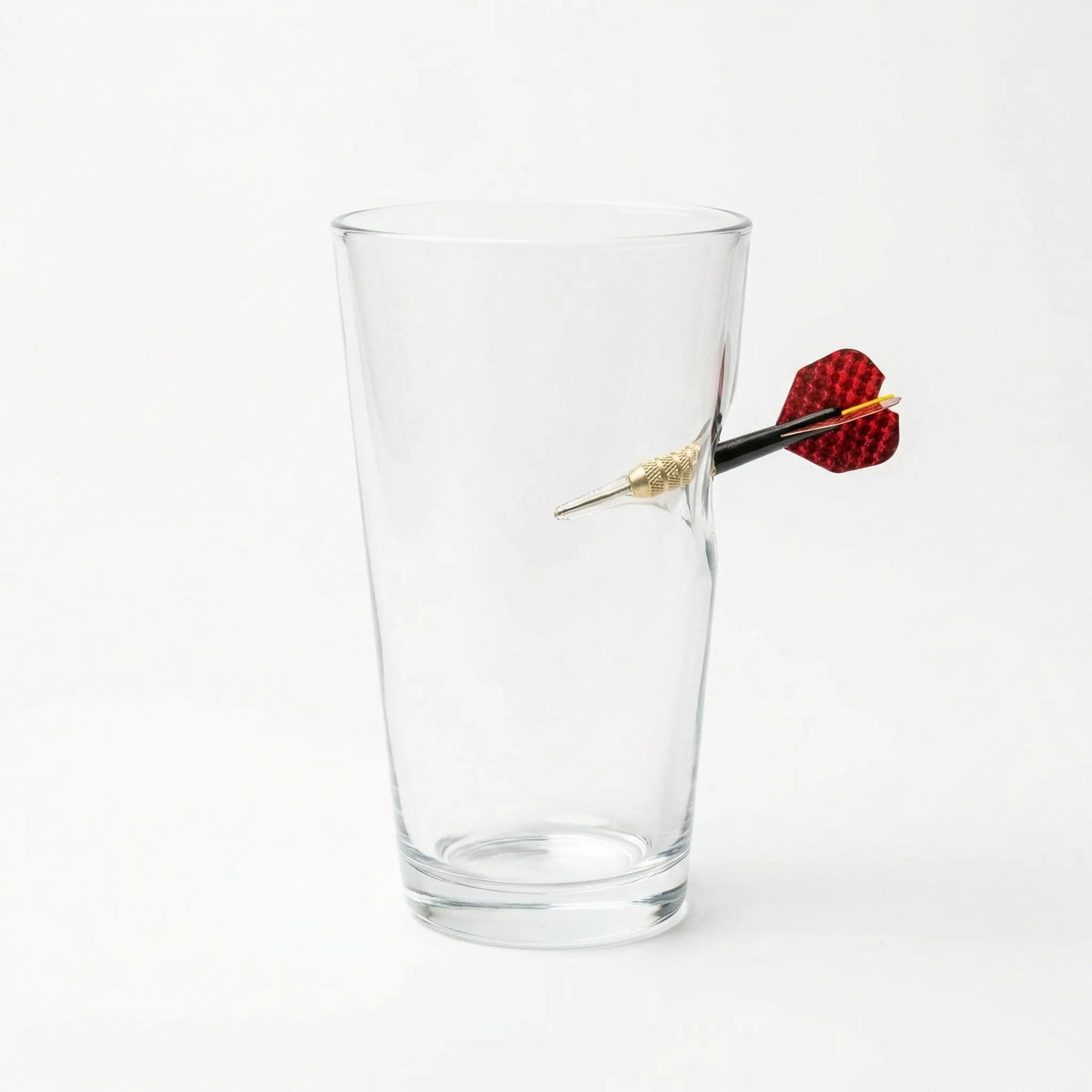 Dart Bierglas mit eingearbeitetem Dartpfeil – handgemachtes Geschenk für Dartfans als Lifestyle-Foto in der Hand gehalten – handgemachtes Glas von MELTGlas