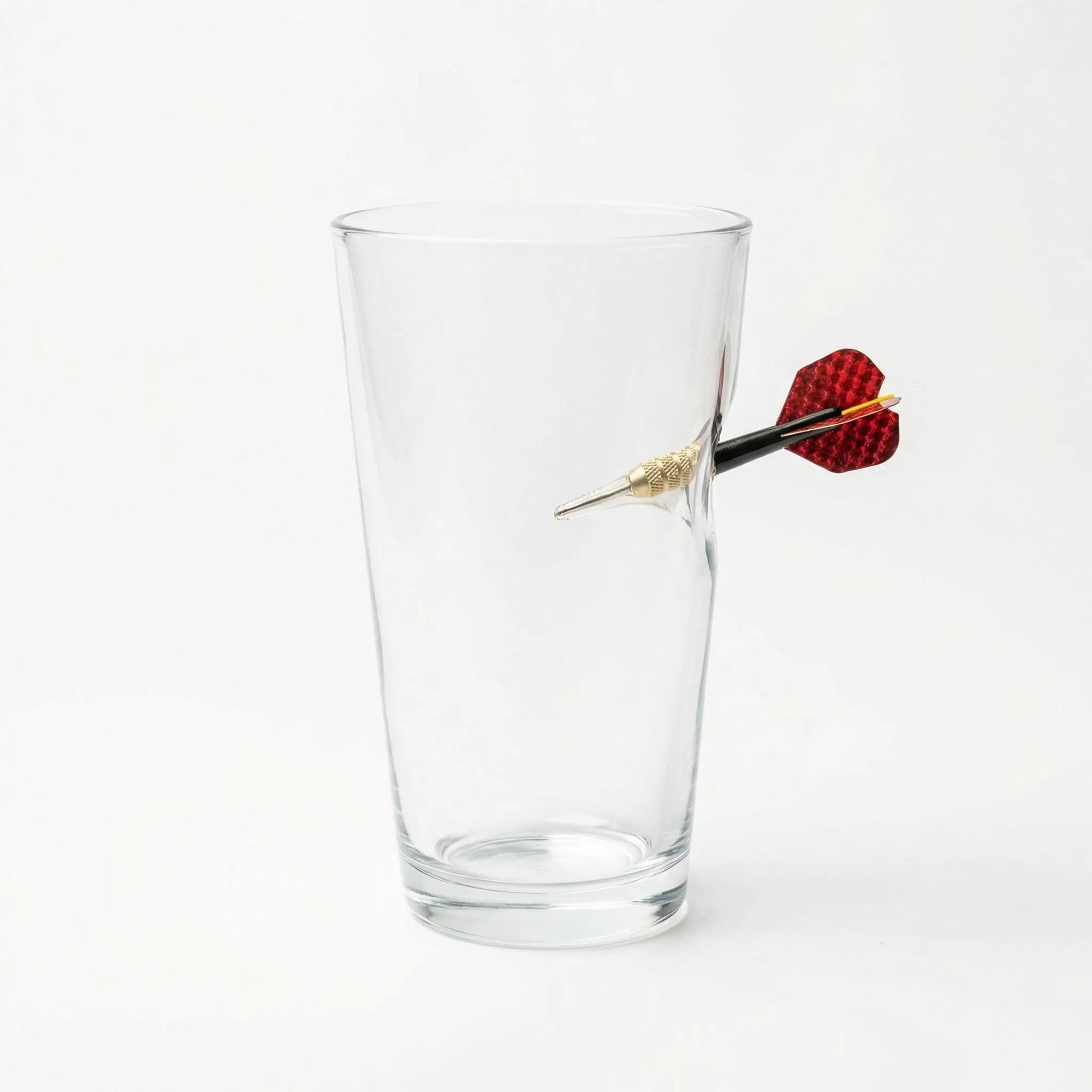 Dart Bierglas mit eingearbeitetem Dartpfeil – handgemachtes Geschenk für Dartfans als Lifestyle-Foto in der Hand gehalten – handgemachtes Glas von MELTGlas