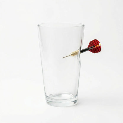 Dart Bierglas mit eingearbeitetem Dartpfeil – handgemachtes Geschenk für Dartfans als Lifestyle-Foto in der Hand gehalten – handgemachtes Glas von MELTGlas