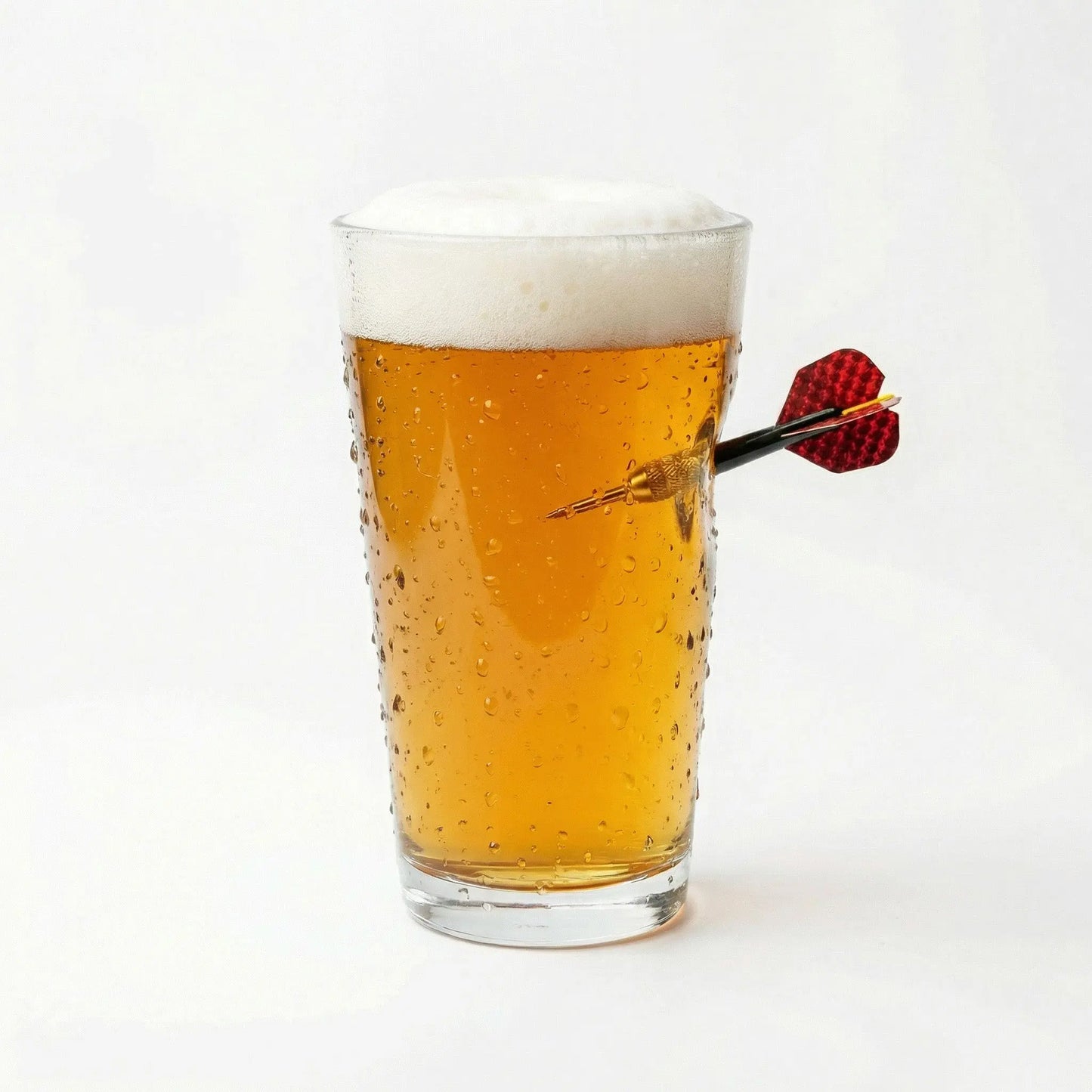 Dart Bierglas mit eingearbeitetem Dartpfeil – handgemachtes Geschenk für Dartfans als originelle Geschenkidee für besondere Anlässe – handgemachtes Glas von MELTGlas