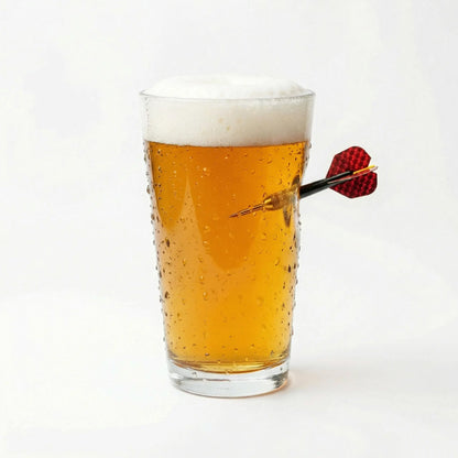 Dart Bierglas mit eingearbeitetem Dartpfeil – handgemachtes Geschenk für Dartfans als originelle Geschenkidee für besondere Anlässe – handgemachtes Glas von MELTGlas
