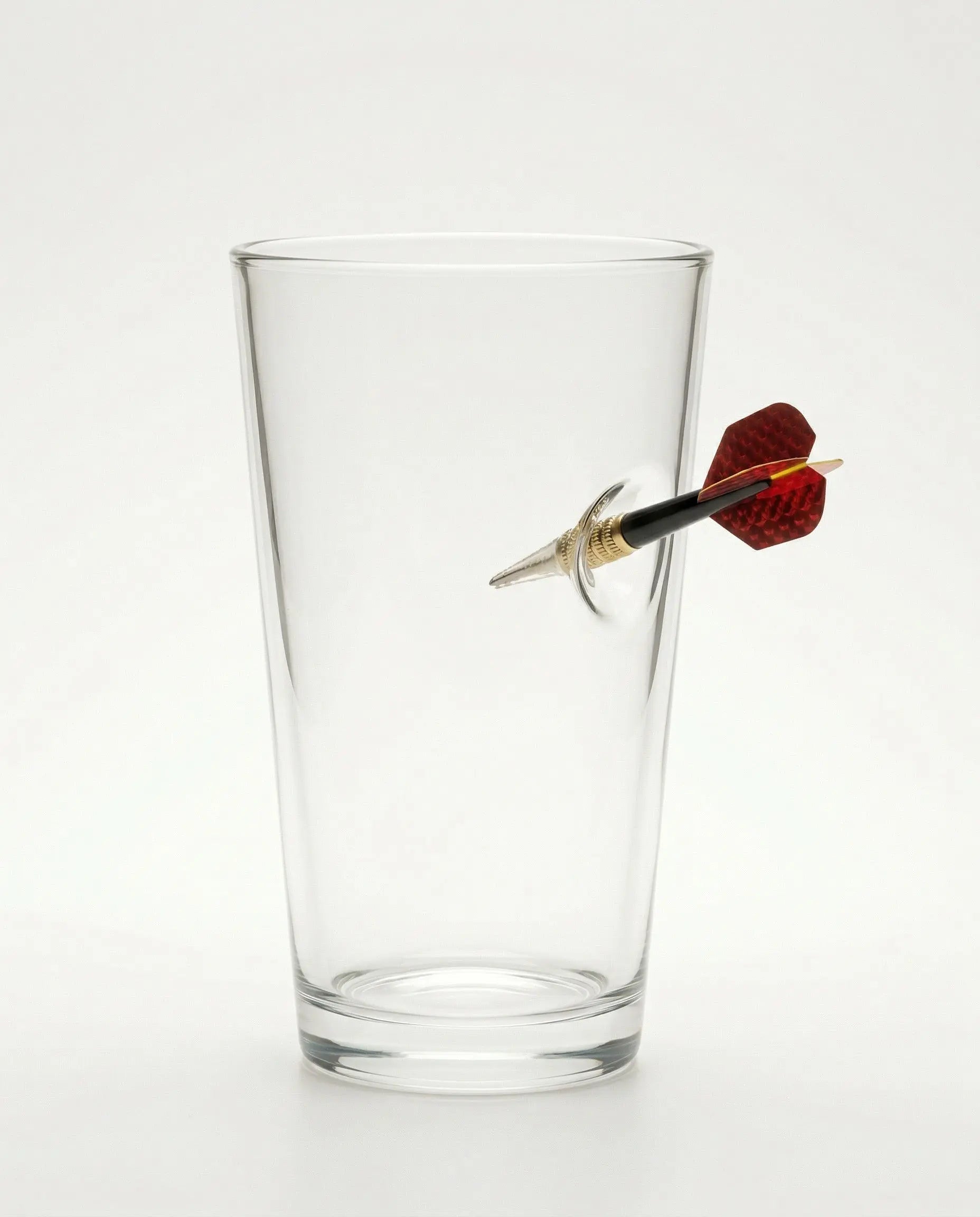 Dart Bierglas mit eingearbeitetem Dartpfeil – handgemachtes Geschenk für Dartfans – handgemachtes Unikat von MELTGlas