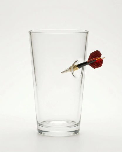 Dart Bierglas mit eingearbeitetem Dartpfeil – handgemachtes Geschenk für Dartfans – handgemachtes Unikat von MELTGlas