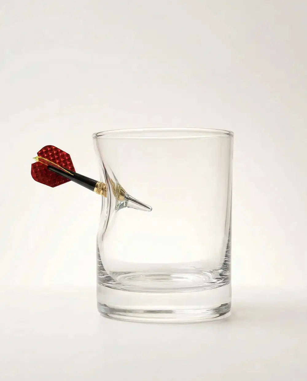 Dart Whiskyglas mit eingearbeitetem Dartpfeil – handgemachtes Geschenk als Lifestyle-Foto - handgemachtes Glas von MELTGlas