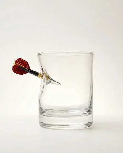 Dart Whiskyglas mit eingearbeitetem Dartpfeil – handgemachtes Geschenk als Lifestyle-Foto - handgemachtes Glas von MELTGlas