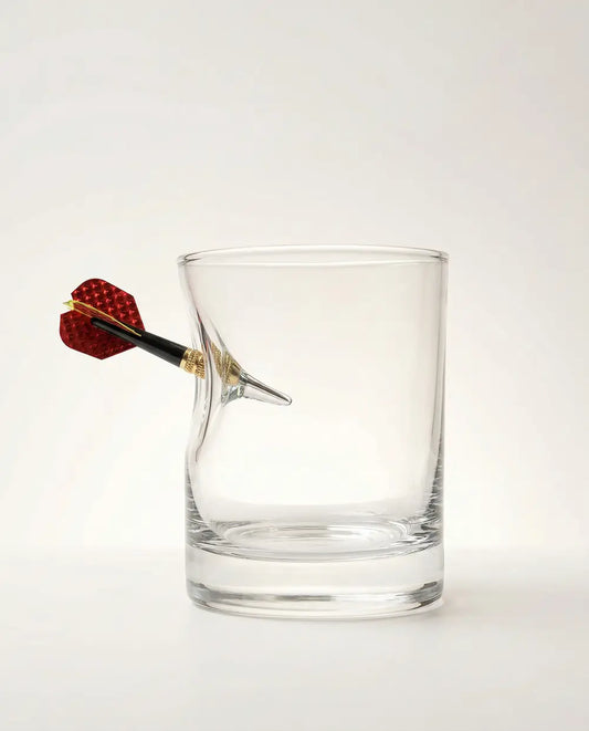 Dart Whiskyglas mit eingearbeitetem Dartpfeil – handgemachtes Geschenk als Lifestyle-Foto - handgemachtes Glas von MELTGlas