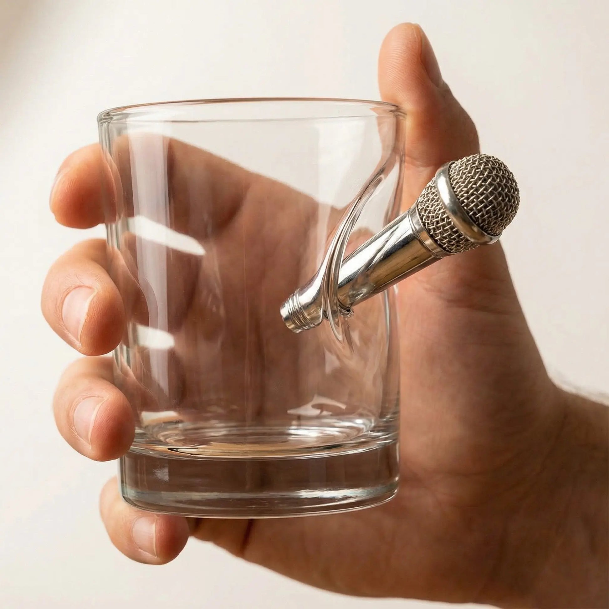 Mikrofon Whiskyglas – handgemachtes Geschenk für Musiker und Sänger als Lifestyle-Foto in der Hand gehalten – handgemachtes Glas von MELTGlas