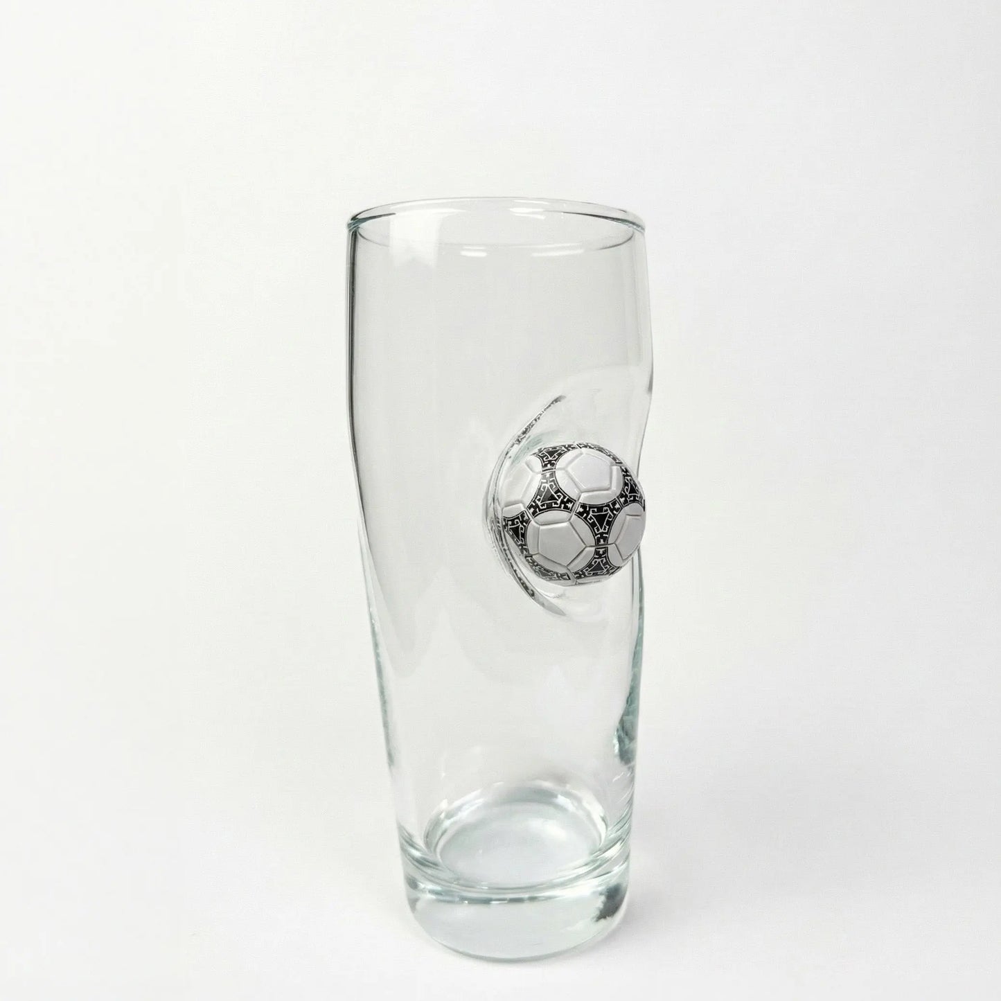 Fußball Bierglas mit eingearbeitetem Ball – handgemachtes Geschenk für Fußballfans – handgemachtes Geschenkglas von MELTGlas