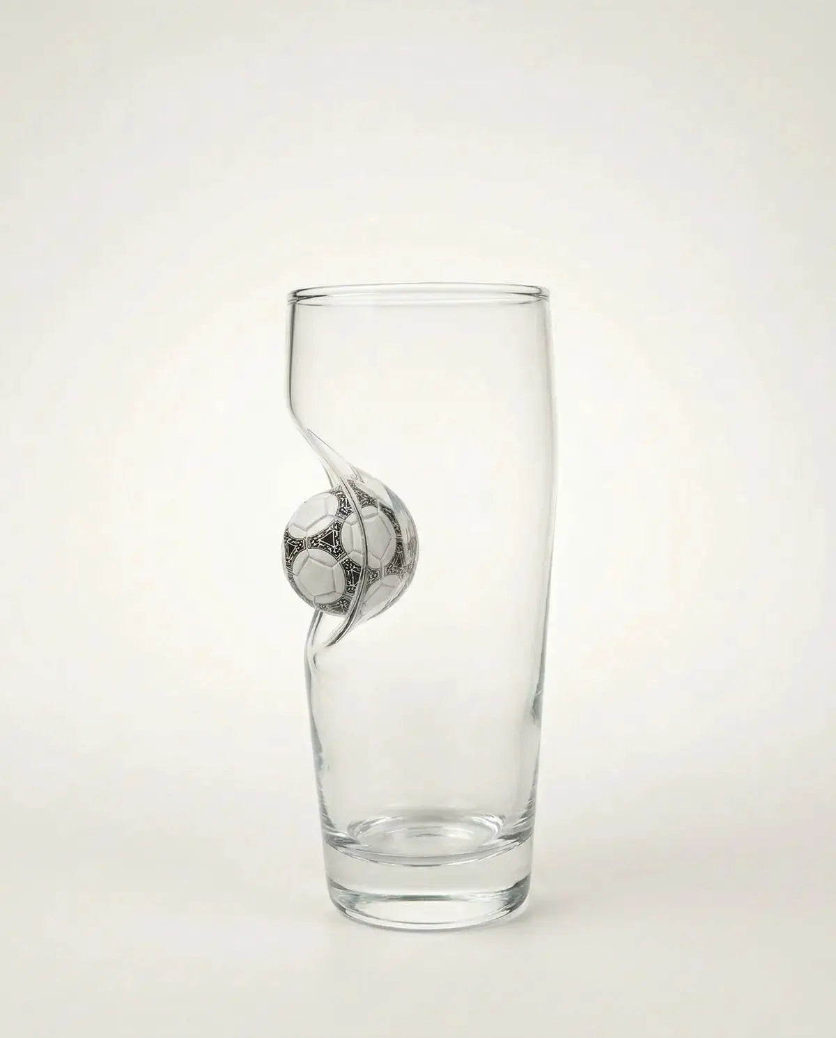Fußball Bierglas mit eingearbeitetem Ball – handgemachtes Geschenk für Fußballfans – handgemachtes Unikat von MELTGlas