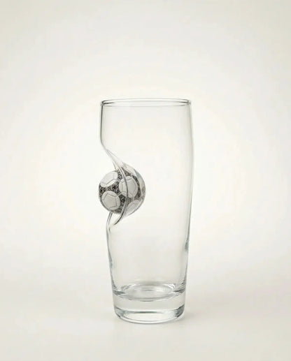 Fußball Bierglas mit eingearbeitetem Ball – handgemachtes Geschenk für Fußballfans – handgemachtes Unikat von MELTGlas