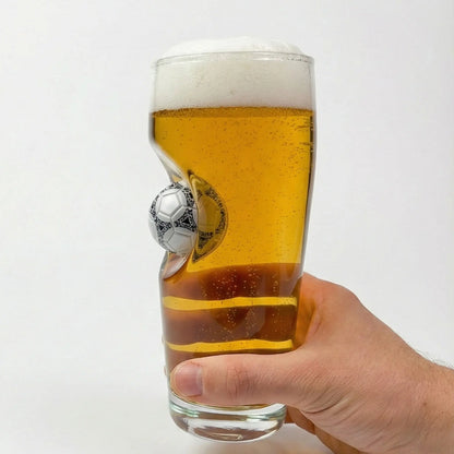 Fußball Bierglas mit eingearbeitetem Ball – handgemachtes Geschenk für Fußballfans als Lifestyle-Foto in der Hand gehalten – handgemachtes Glas von MELTGlas