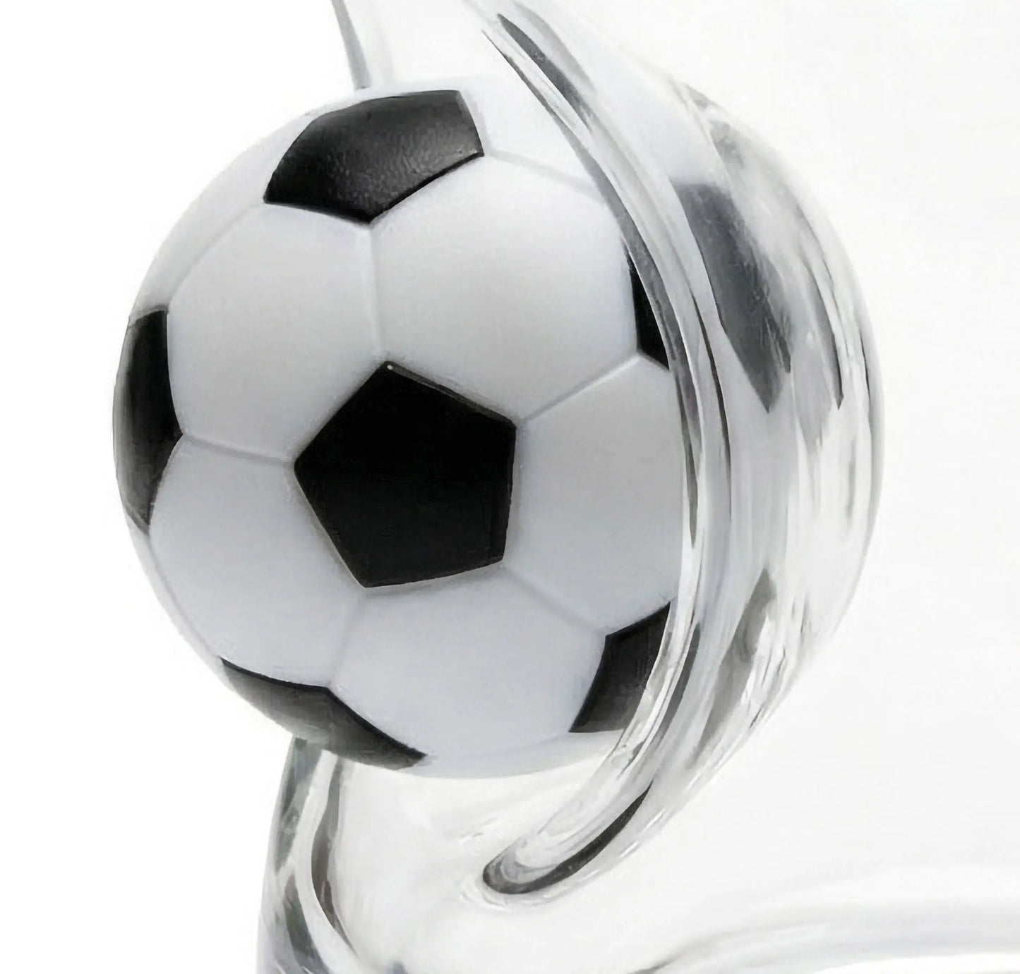 Fußball Whiskyglas mit eingearbeitetem Ball – handgemachtes Geschenk als Lifestyle-Foto in der Hand gehalten – handgemachtes Glas von MELTGlas