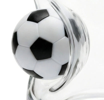 Fußball Whiskyglas mit eingearbeitetem Ball – handgemachtes Geschenk als Lifestyle-Foto in der Hand gehalten – handgemachtes Glas von MELTGlas