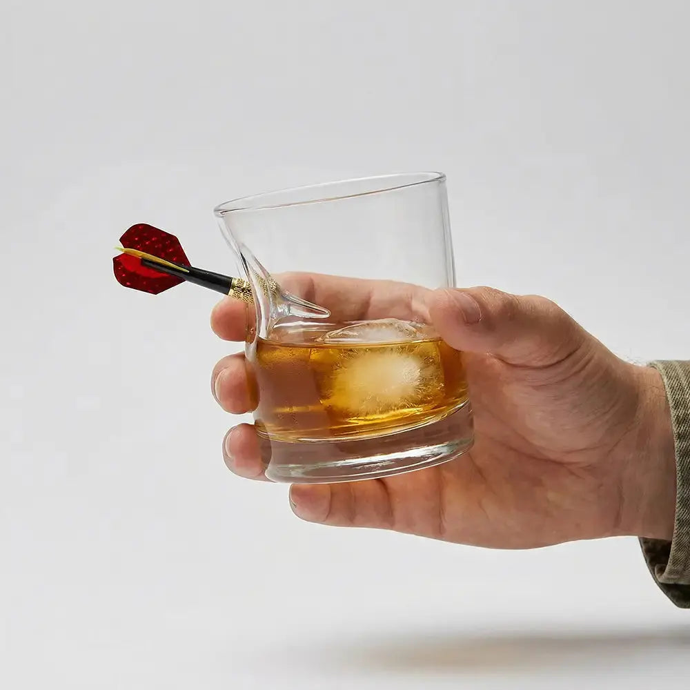 Dart Whiskyglas mit eingearbeitetem Dartpfeil – handgemachtes Geschenk als Geschenkidee für Bar und Hausbar – handgemachtes Glas von MELTGlas