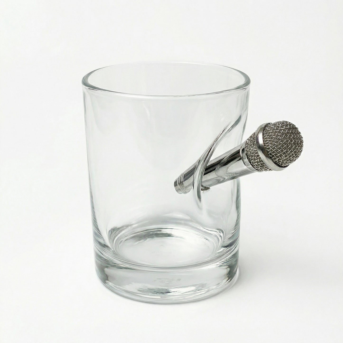 Mikrofon Whiskyglas – handgemachtes Geschenk für Musiker und Sänger als Lifestyle-Foto in der Hand gehalten – handgemachtes Glas von MELTGlas