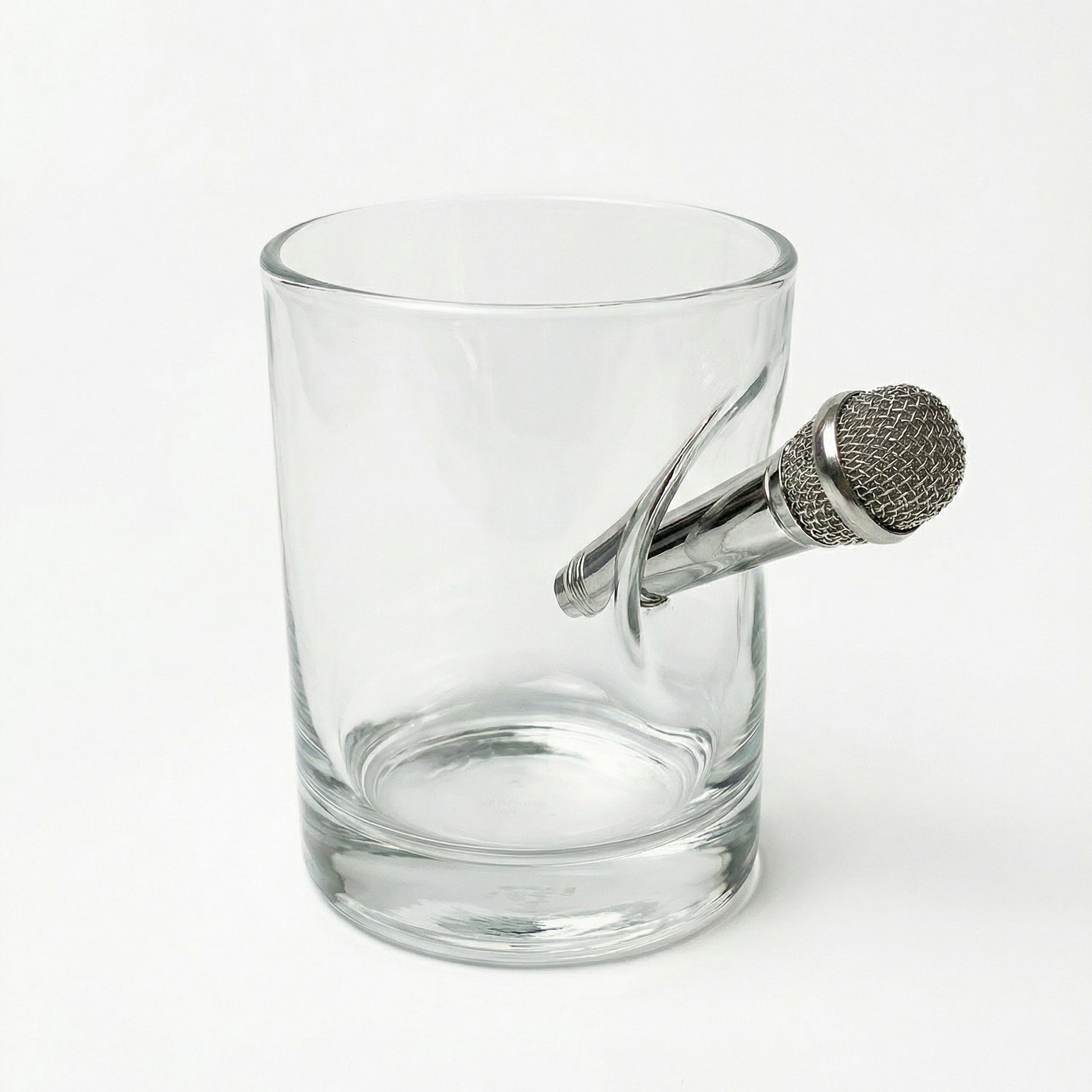 Mikrofon Whiskyglas – handgemachtes Geschenk für Musiker und Sänger als Lifestyle-Foto in der Hand gehalten – handgemachtes Glas von MELTGlas