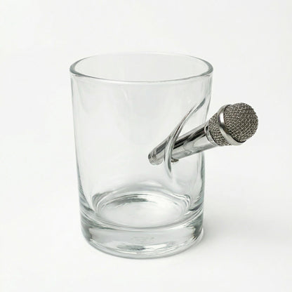 Mikrofon Whiskyglas – handgemachtes Geschenk für Musiker und Sänger als Lifestyle-Foto in der Hand gehalten – handgemachtes Glas von MELTGlas