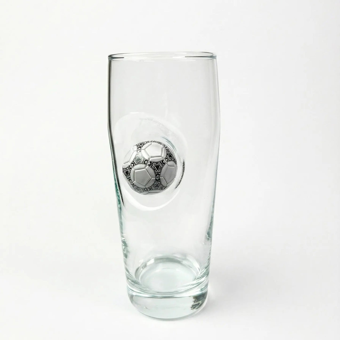 Fußball Bierglas mit eingearbeitetem Ball – handgemachtes Geschenk für Fußballfans als originelle Geschenkidee für besondere Anlässe – handgemachtes Glas von MELTGlas