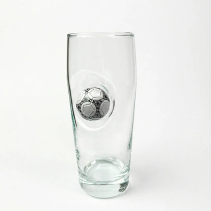 Fußball Bierglas mit eingearbeitetem Ball – handgemachtes Geschenk für Fußballfans als originelle Geschenkidee für besondere Anlässe – handgemachtes Glas von MELTGlas