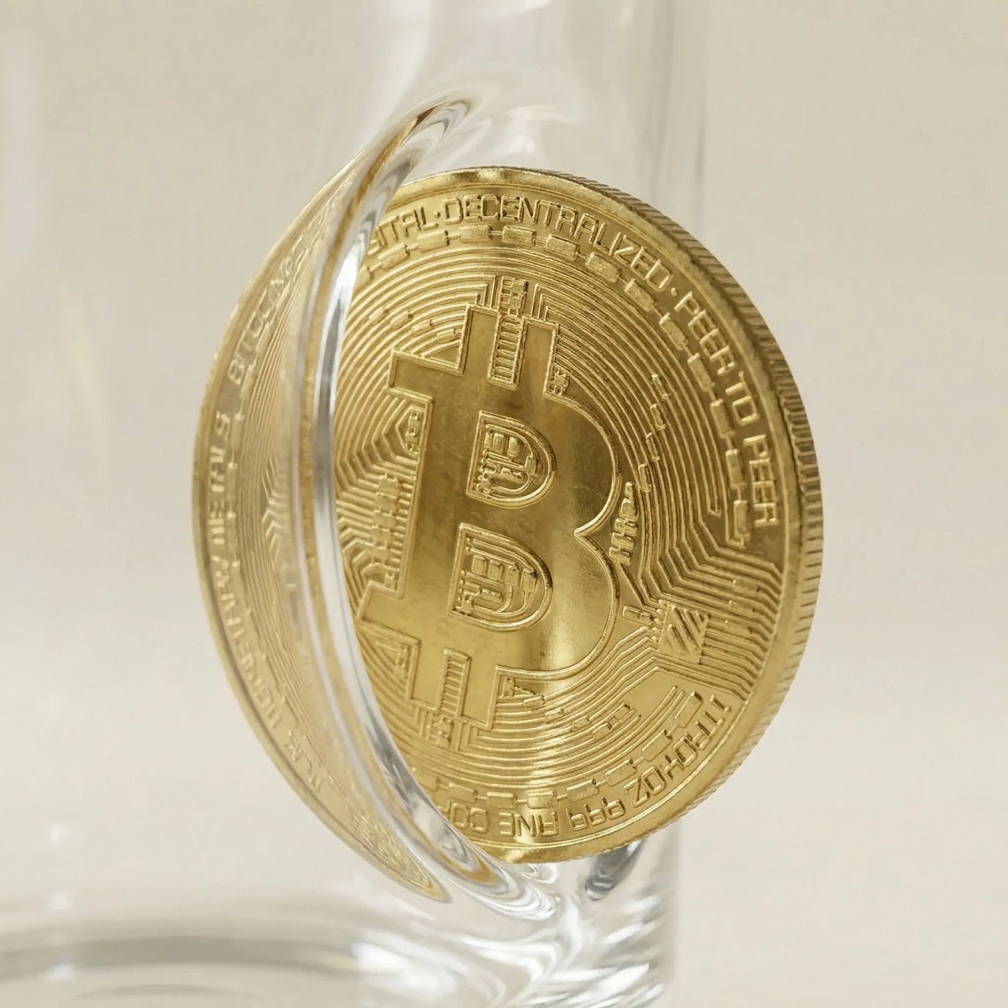 Bitcoin Whiskyglas mit eingearbeiteter Münze – handgemachtes Krypto Geschenk – handgemachtes Geschenkglas von MELTGlas