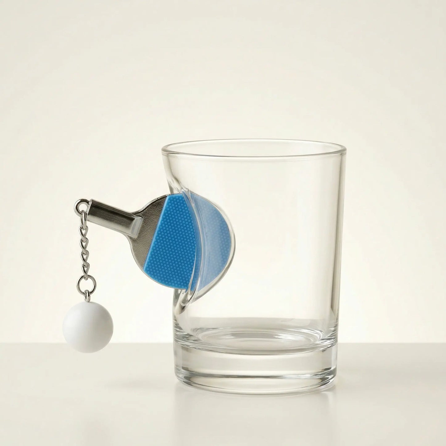 Tischtennis Glas mit eingearbeitetem Mini-Schläger – handgemachtes Geschenk als handgemachtes Geschenk und Bar-Glas von MELTGlas