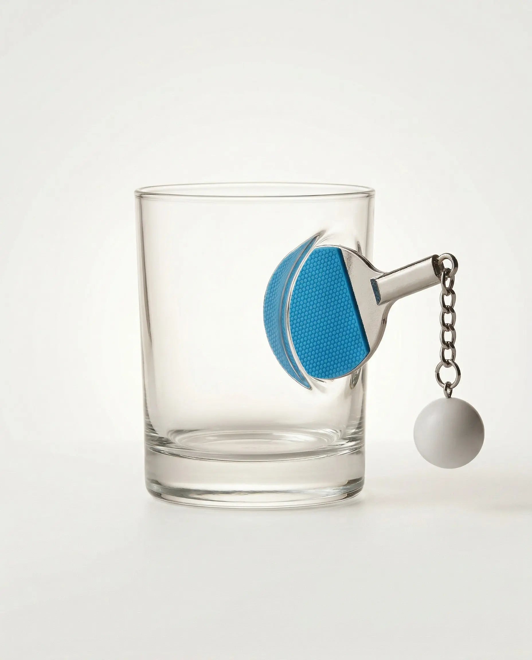 Tischtennis Glas mit eingearbeitetem Mini-Schläger – handgemachtes Geschenk als handgemachtes Geschenk und Bar-Glas von MELTGlas