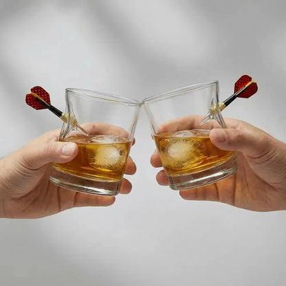 Dart Whiskyglas mit eingearbeitetem Dartpfeil – handgemachtes Geschenk mit Whisky und Eiswürfeln – handgemachtes Glas von MELTGlas